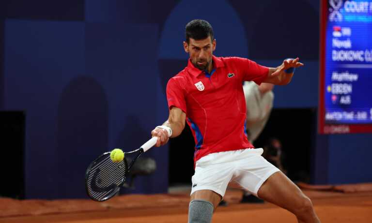 Djokovic arrolla a Ebden y espera a Nadal