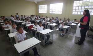 Aseguran que el déficit de docentes en el país alcanza el 60 %