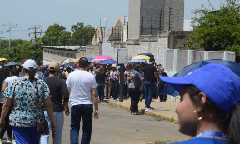 Hombre de la tercera edad rompe boleta electoral en la escuela Dr. Adolfo Colina