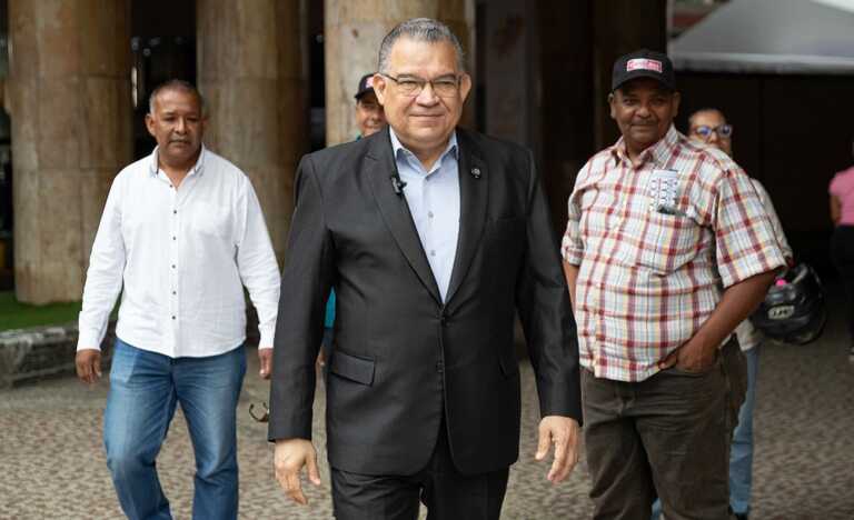 Enrique Márquez pide al CNE investigar origen de fondos de campaña de Maduro