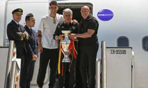 La selección española aterriza en Madrid con el trofeo de campeona de Europa