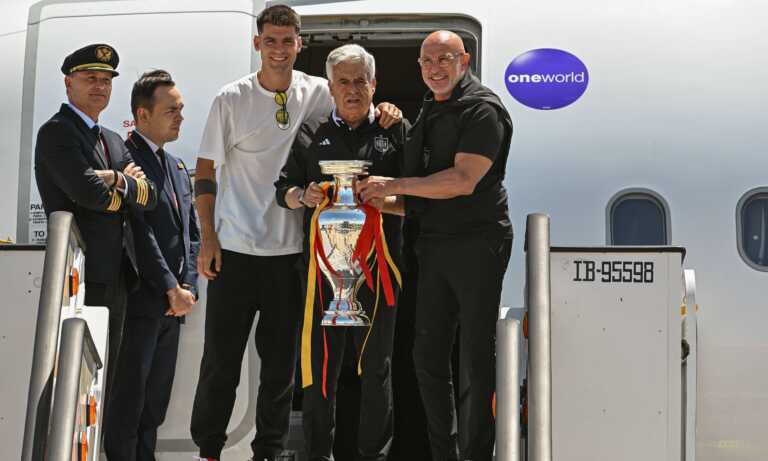 La selección española aterriza en Madrid con el trofeo de campeona de Europa