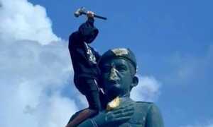 Derrumban 5 estatuas de Chávez en medio de las protestas por resultados de elecciones