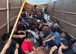 Detienen a 63 migrantes hacinados en camión de carga al norte de México