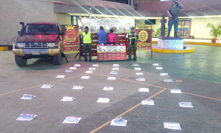 Detienen a 2 personas en Guajira por transportar 34 panelas de cocaína