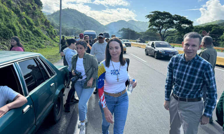 Machado desafía bloqueos policiales y llega a Carabobo para acto de campaña