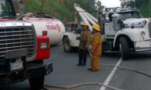 Choque entre carro y gandola de gas en Autopista Regional del Centro deja 3 heridos