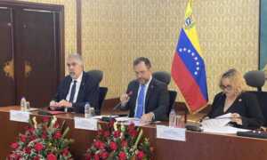 Yván Gil afirma que Maduro va con desventaja a presidenciales por las sanciones