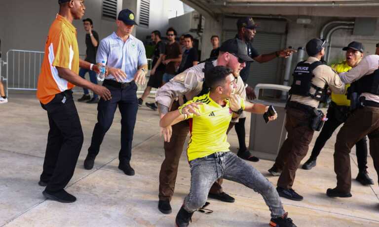 Policías detienen a fanáticos que ingresaron sin entradas al estadio en final de la Copa América