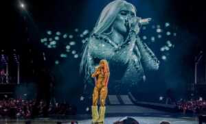 Karol G es la primera estrella invitada latina en el cabaré Crazy Horse de París
