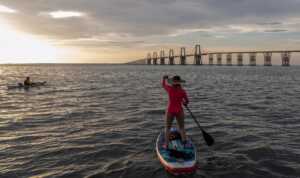 Ferrer instaura marca al cruzar el Lago haciendo surf de remo