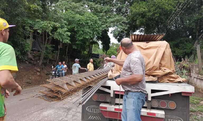 Bertucci entrega materiales para la reconstrucción de casas en Cumanacoa