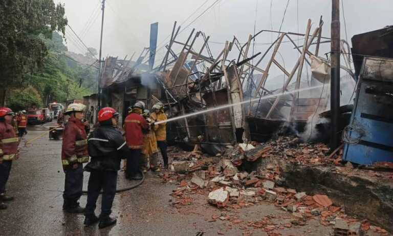 Incendio en Caracas daña al menos tres viviendas