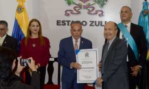 Jefe de Redacción de La Verdad recibe reconocimiento del gobernador Rosales
