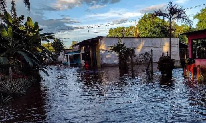 Se inundan decenas de casas tras la crecida del río Uribante en Apure