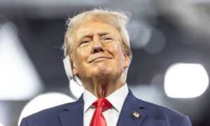 Trump reaparece con la oreja vendada ante los republicanos en Wisconsin