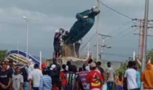 Manifestantes tumban estatua de Hugo Chávez en Coro
