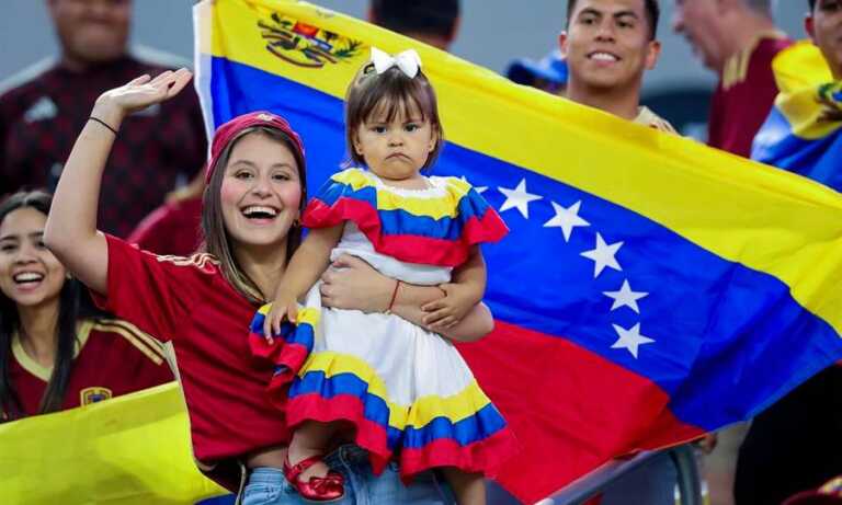 Una marea vinotinto camina sola bajo la lluvia