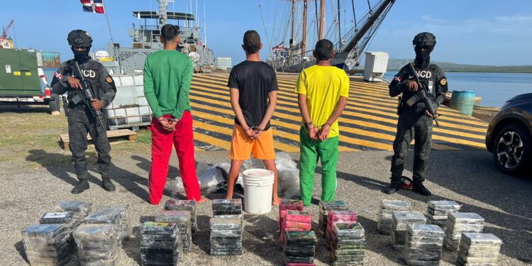 Detienen en Dominicana a 3 venezolanos a bordo de una lancha con 134 paquetes de cocaína