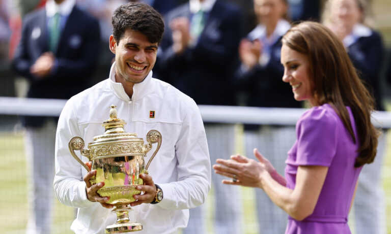 Carlos Alcaraz domina a Novak Djokovic y conquista Wimbledon