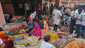 Caos por acercarse a un gurú desata estampida con 121 muertos en la India