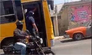 Encapuchados secuestran buses que se dirigían a concentración de Edmundo González