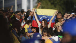 Cantidad de venezolanos en Chile pasa de 1,2 % a casi 50 % en 18 años