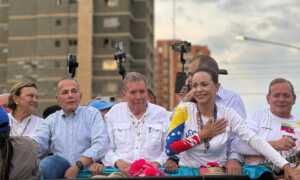 Multitudinaria concentración recibe a María Corina y a Edmundo González en 5 de Julio