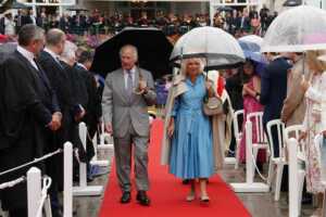 Evacúan a Carlos III y Camila tras “falsa alarma” durante visita a Jersey