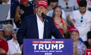 Jueza de Florida desestima caso contra Trump por llevarse documentos confidenciales