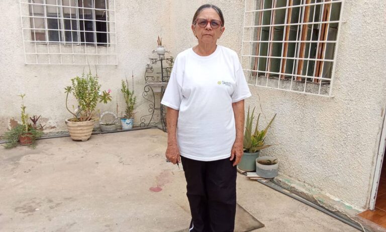 Abuela con más de un año sin electricidad en San Jacinto implora solución