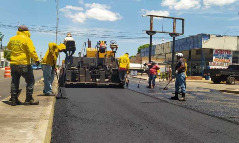 Gobernación continúa asfaltado en la calle 18 del sector Sierra Maestra