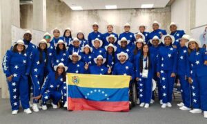 Atletas venezolanos ondean la bandera venezolana en los Paralímpicos 2024