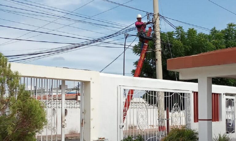 Abuela vuelve a tener electricidad en su casa después de un año y cuatro meses