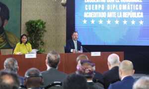 Delcy Rodríguez acusa a González Urrutia ante cuerpo diplomático de liderar un “golpe”