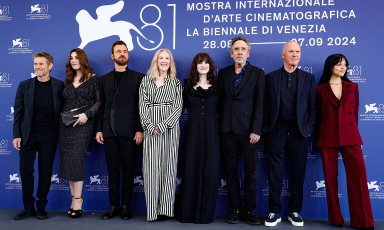 Tim Burton recupera la ilusión por el cine en la Mostra de Venecia con “Beetlejuice 2”