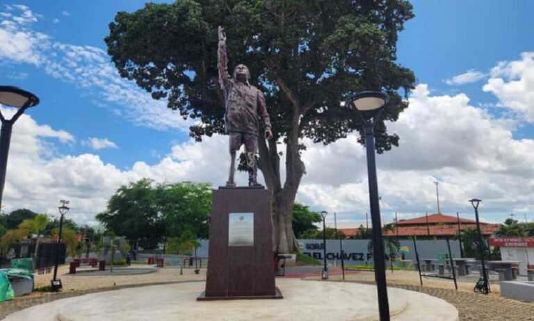 Violentan estatua de Hugo Chávez en Valencia