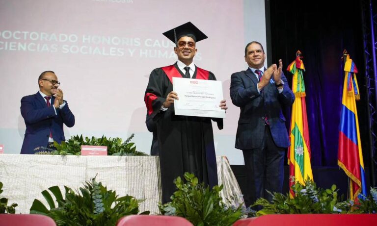 Felipe Peláez recibe doctorado honoris causa en Barranquilla