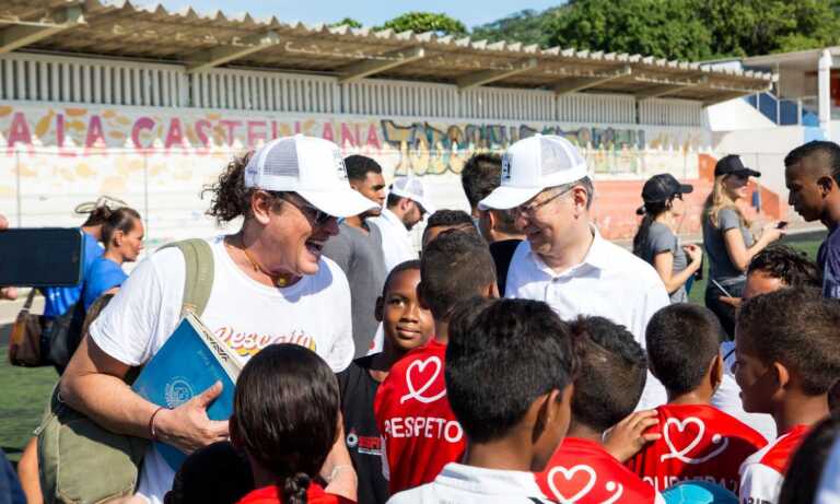 Fundación de Carlos Vives trabaja en Colombia para prevenir el embarazo adolescente