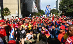 Seguidores de Nicolás Maduro se movilizan hasta Miraflores