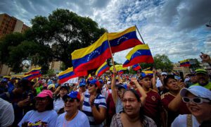 Marabinos se suman a la “Gran protesta por la verdad” con actas en mano