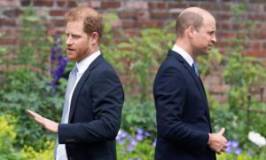 Príncipes William y Harry acuden al funeral del cuñado de su madre