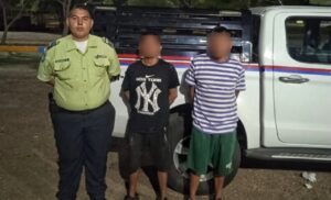 Capturan a 2 hombres intentando robar en comercializadora