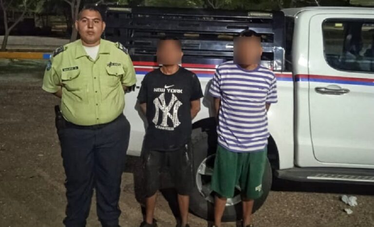 Capturan a 2 hombres intentando robar en comercializadora