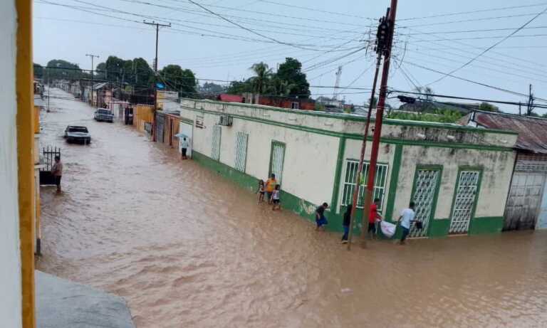 Cientos de familias afectadas dejan inundaciones en Delta Amacuro, Sucre y Zulia