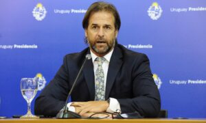 Lacalle Pou detiene invitación de Venezuela a la investidura de Orsi