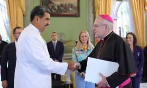 Maduro recibe cartas credenciales del nuevo nuncio apostólico del Vaticano