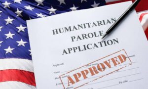 EE. UU. reanuda solicitudes para personas bajo parole humanitario
