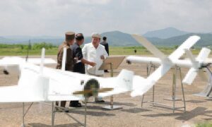 Kim Jong-un pide fabricar más drones suicidas tras supervisar un test