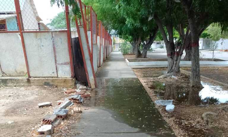 En San Jacinto denuncian que tubo roto en la Prefectura impide que les llegue el agua